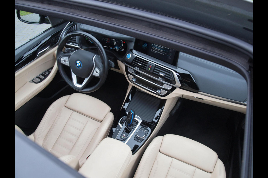 BMW iX3 High Executive 80 kWh | Panoramadak | Trekhaak | Head-Up Display | 360 Camera | Harman Kardon | Sfeerverlichting |