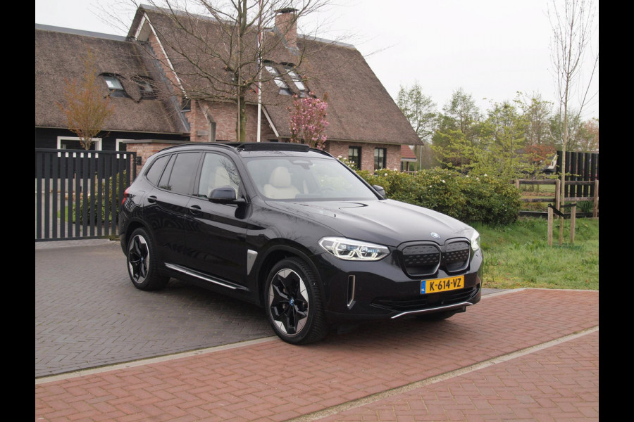 BMW iX3 High Executive 80 kWh | Panoramadak | Trekhaak | Head-Up Display | 360 Camera | Harman Kardon | Sfeerverlichting |