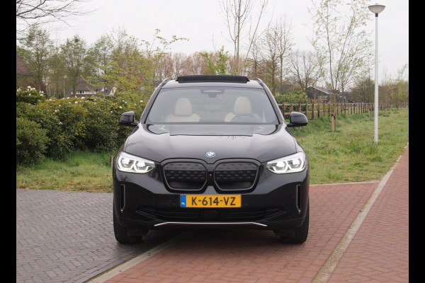 BMW iX3 High Executive 80 kWh | Panoramadak | Trekhaak | Head-Up Display | 360 Camera | Harman Kardon | Sfeerverlichting |