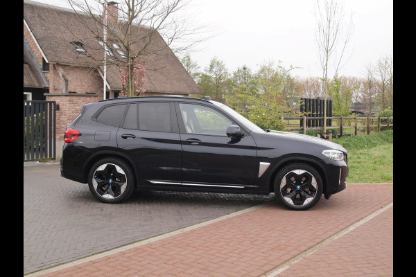 BMW iX3 High Executive 80 kWh | Panoramadak | Trekhaak | Head-Up Display | 360 Camera | Harman Kardon | Sfeerverlichting |