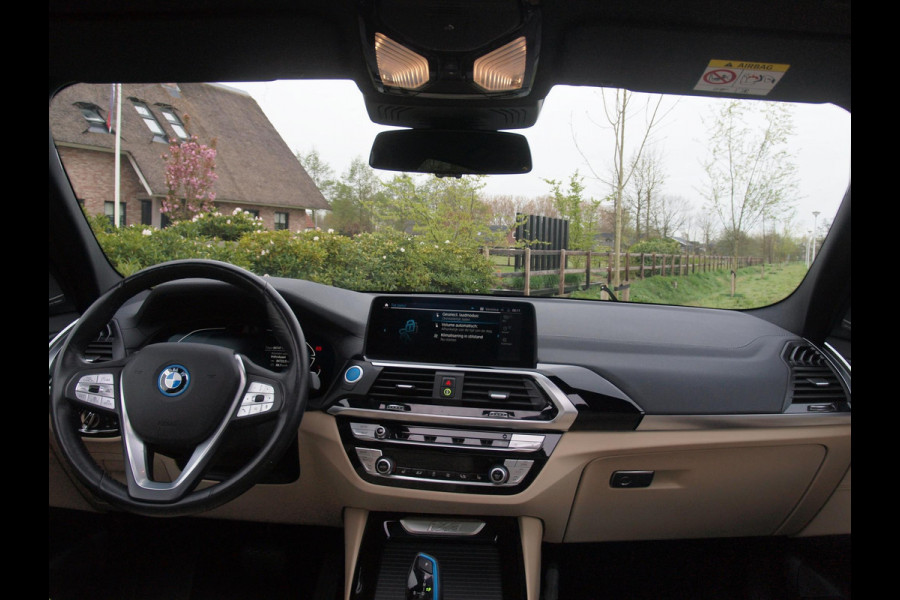 BMW iX3 High Executive 80 kWh | Panoramadak | Trekhaak | Head-Up Display | 360 Camera | Harman Kardon | Sfeerverlichting |