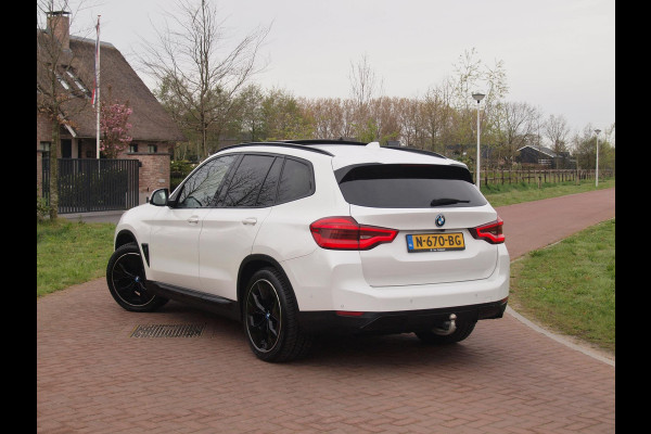 BMW iX3 High Executive 80 kWh | Panoramadak | Trekhaak | Head-Up Display | 360 Camera | Harman Kardon | Sfeerverlichting |