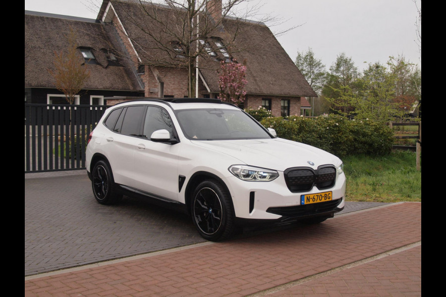 BMW iX3 High Executive 80 kWh | Panoramadak | Trekhaak | Head-Up Display | 360 Camera | Harman Kardon | Sfeerverlichting |