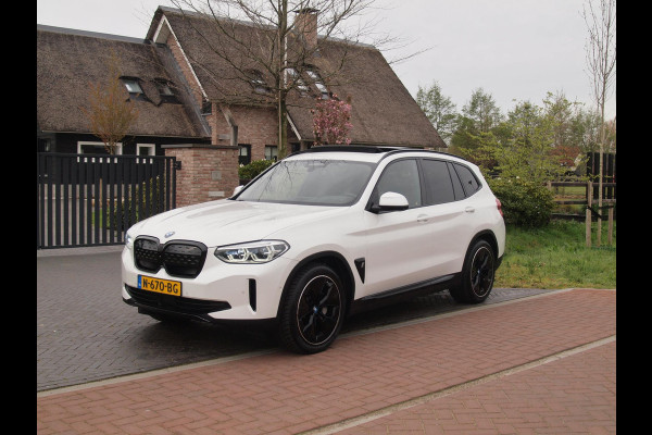 BMW iX3 High Executive 80 kWh | Panoramadak | Trekhaak | Head-Up Display | 360 Camera | Harman Kardon | Sfeerverlichting |