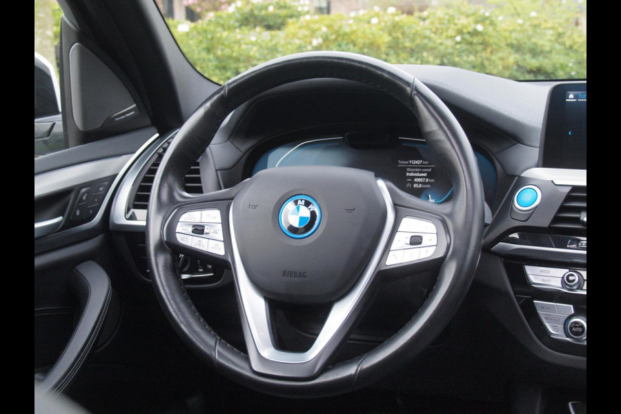 BMW iX3 High Executive 80 kWh | Panoramadak | Trekhaak | Head-Up Display | 360 Camera | Harman Kardon | Sfeerverlichting |