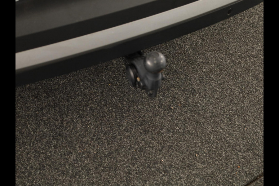 Volkswagen ID.4 First 77 kWh 204pk SoH 88,9 | Camera| Parkeersensoren | Sfeerverlichting | Navigatie | Stoelverwarming| Stuurverwarming | Zwenkbare Trekhaak |