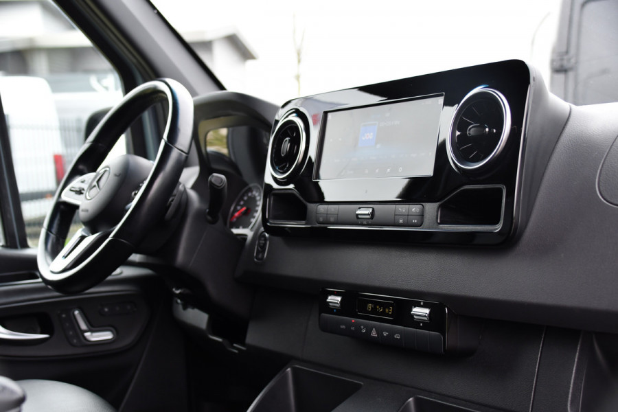 Mercedes-Benz Sprinter 319 V6 3.0 CDI L2H1 DC PB Edition Cruise, Camera, Carplay, 10,5'' Mbux, LED, Leder, Memorie, Trekhaak, 5 Zits, Uniek!