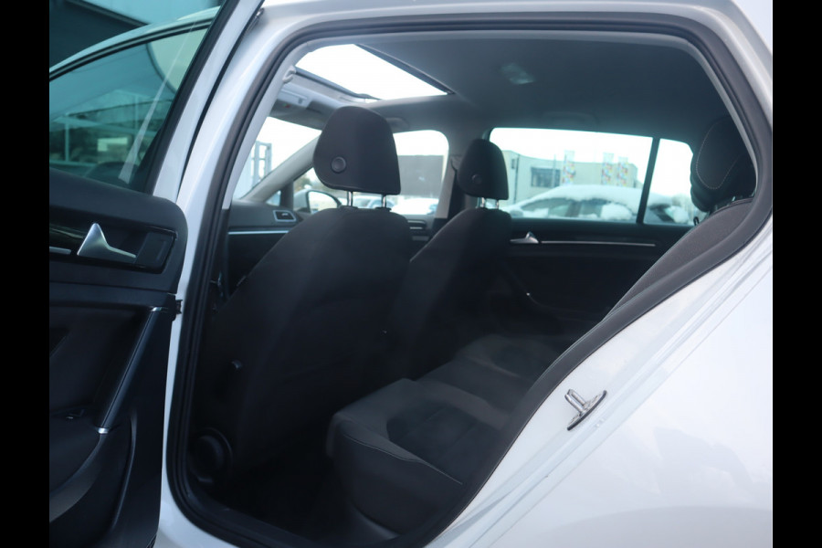 Volkswagen Golf 1.5 TSI Highline Pano / Navi / Elekramen / R-Line / Climate / Led Dealeronderhouden