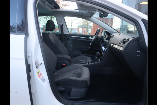 Volkswagen Golf 1.5 TSI Highline Pano / Navi / Elekramen / R-Line / Climate / Led Dealeronderhouden