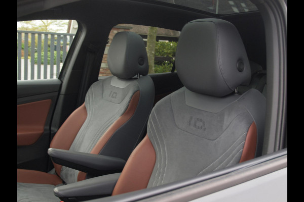 Volkswagen ID.4 First Max 77 kWh | Panoramadak | Heads-Up Display | 360 Camera | Trekhaak | Sfeerverlichting |