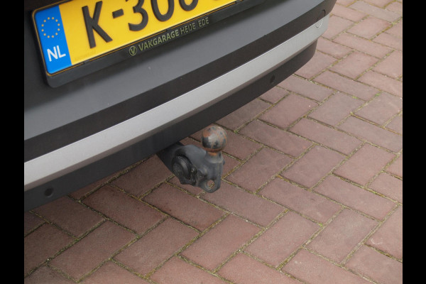 Volkswagen ID.4 First Max 77 kWh | Panoramadak | Heads-Up Display | 360 Camera | Trekhaak | Sfeerverlichting |