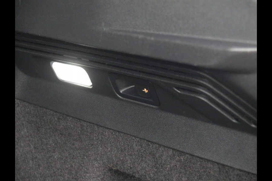 Volkswagen ID.4 First Max 77 kWh | Panoramadak | Heads-Up Display | 360 Camera | Trekhaak | Sfeerverlichting |