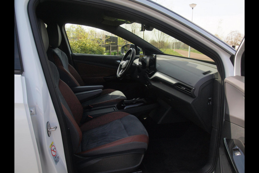 Volkswagen ID.4 First 77 kWh | Camera | Trekhaak | Sfeerverlichting | ACC | Apple Carplay |