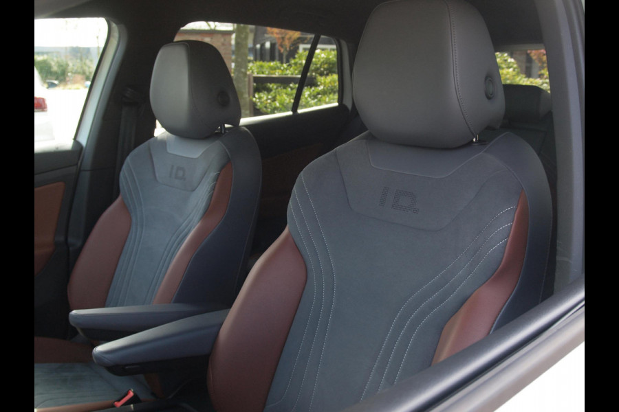Volkswagen ID.4 First 77 kWh | Camera | Trekhaak | Sfeerverlichting | ACC | Apple Carplay |