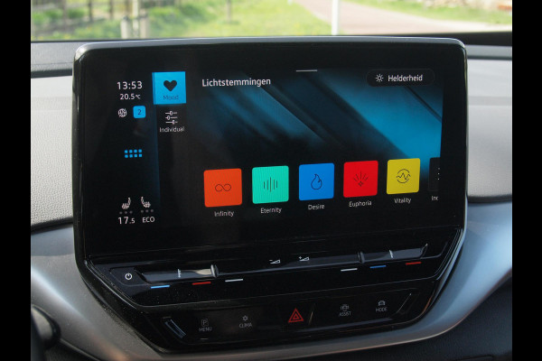 Volkswagen ID.4 First 77 kWh | Camera | Trekhaak | Sfeerverlichting | ACC | Apple Carplay |