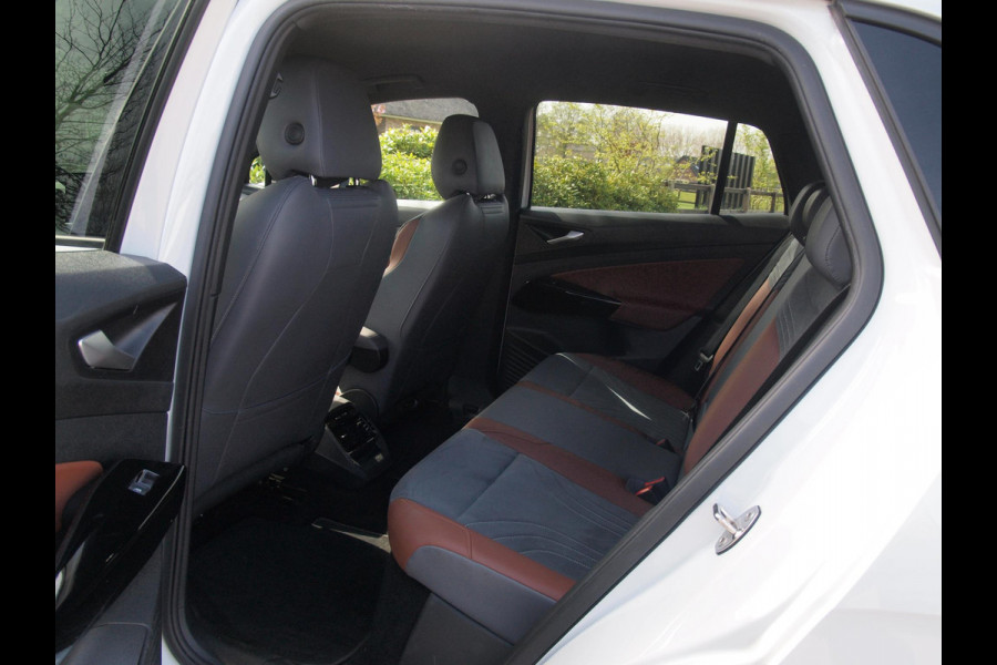 Volkswagen ID.4 First 77 kWh | Camera | Trekhaak | Sfeerverlichting | ACC | Apple Carplay |