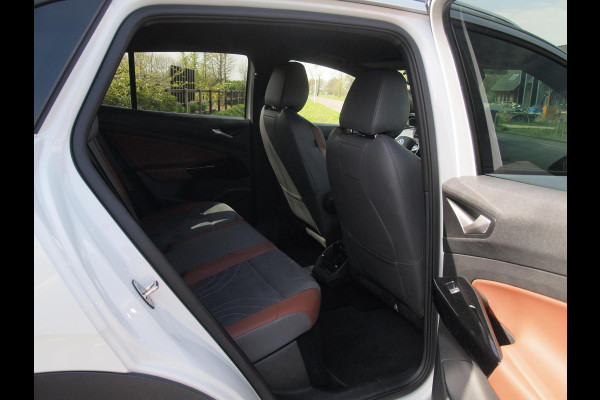 Volkswagen ID.4 First 77 kWh | Camera | Trekhaak | Sfeerverlichting | ACC | Apple Carplay |