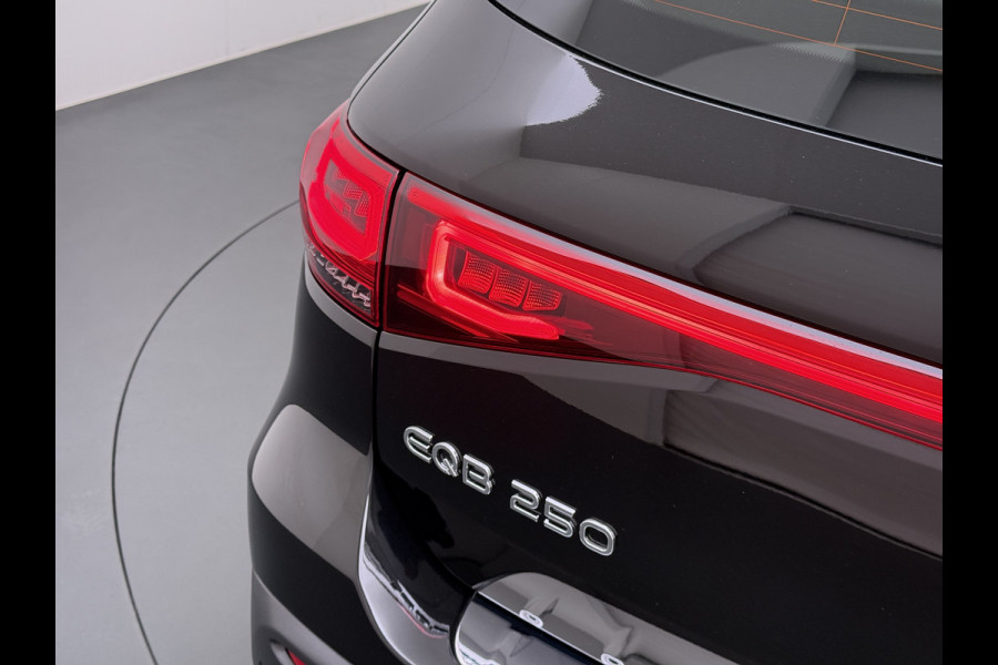 Mercedes-Benz EQB 250 7 Persoons 69kWh Stoelverwarming 1/2 Leder Navi Ecc Camera Cruisecontrol Apple Carplay Android Auto Pdc Business Line DAB Bluetooth Elek.Achterklep Led Lmv Dodehoekassistent DAB+ Rijstrooksensor 1e Eigenaar Dealeronderhouden Origineel Nederlandse Auto