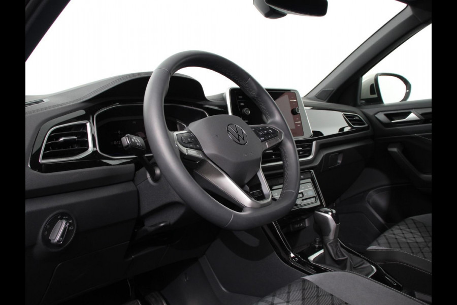 Volkswagen T-Roc 1.5 TSI R-Line + IQ Drive pakket Automaat Climate control Adaptieve cruise control Camera Parkeersensoren Stuurverwarming Stoelverwarming Keyless LED Apple Carplay/ Android Auto