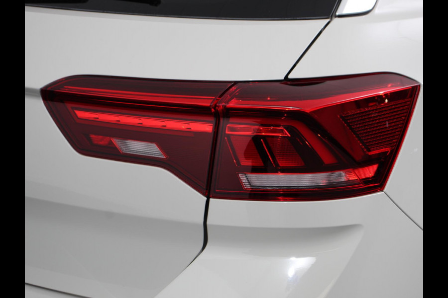 Volkswagen T-Roc 1.5 TSI R-Line + IQ Drive pakket Automaat Climate control Adaptieve cruise control Camera Parkeersensoren Stuurverwarming Stoelverwarming Keyless LED Apple Carplay/ Android Auto
