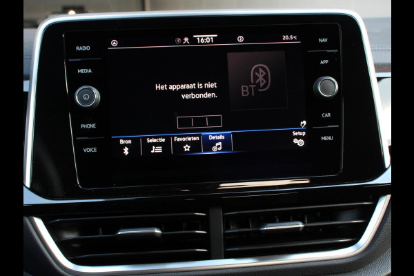 Volkswagen T-Roc 1.5 TSI R-Line + IQ Drive pakket Automaat Climate control Adaptieve cruise control Camera Parkeersensoren Stuurverwarming Stoelverwarming Keyless LED Apple Carplay/ Android Auto