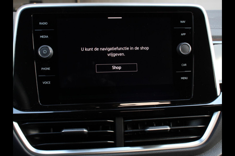 Volkswagen T-Roc 1.5 TSI R-Line + IQ Drive pakket Automaat Climate control Adaptieve cruise control Camera Parkeersensoren Stuurverwarming Stoelverwarming Keyless LED Apple Carplay/ Android Auto