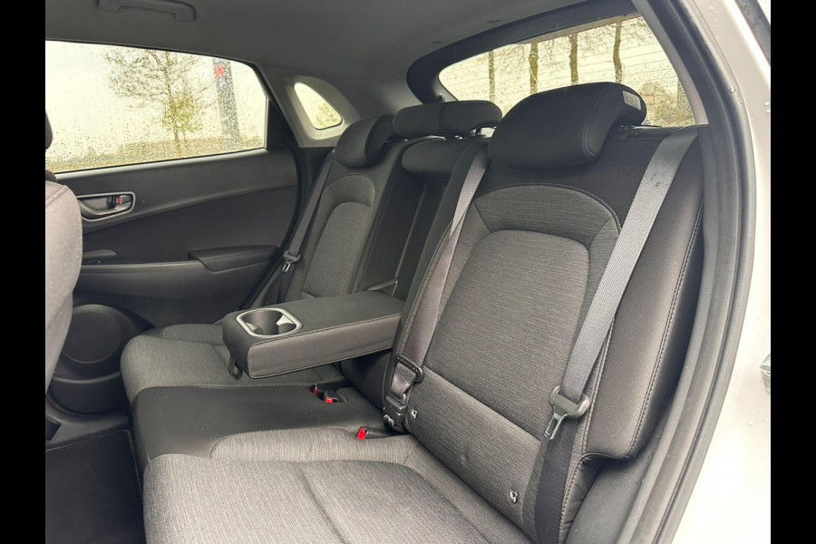 Hyundai Kona EV Fashion 64 kWh | SOH: 95,5% | Full LED | Blindspot | Elektr Stoelen | Two Tone White  - Darknight metallic |