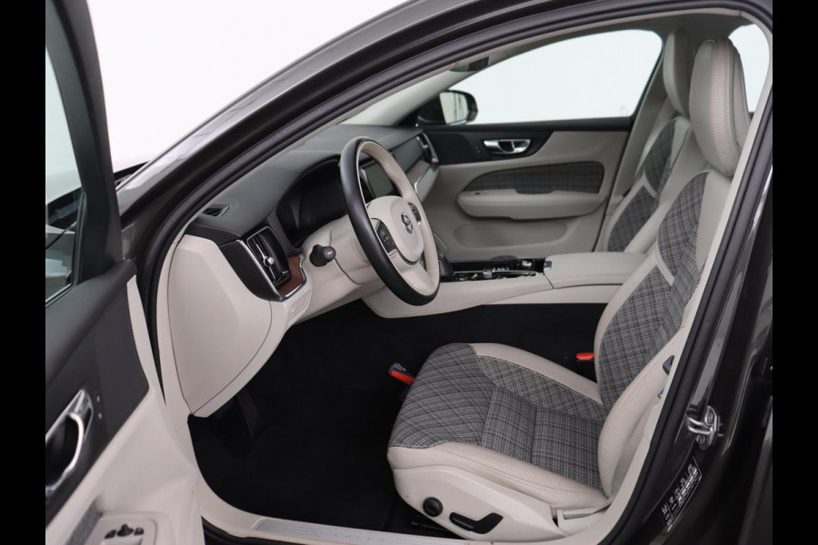 Volvo V60 2.0 T6 Twin Engine AWD Momentum Pro | SOH 88% | Stoelverwarming | Adaptive cruise | Carplay | Half leder | Navigatie | Full LED | Parkeerhulp | Climate control | Bluetooth | PHEV | Plug In