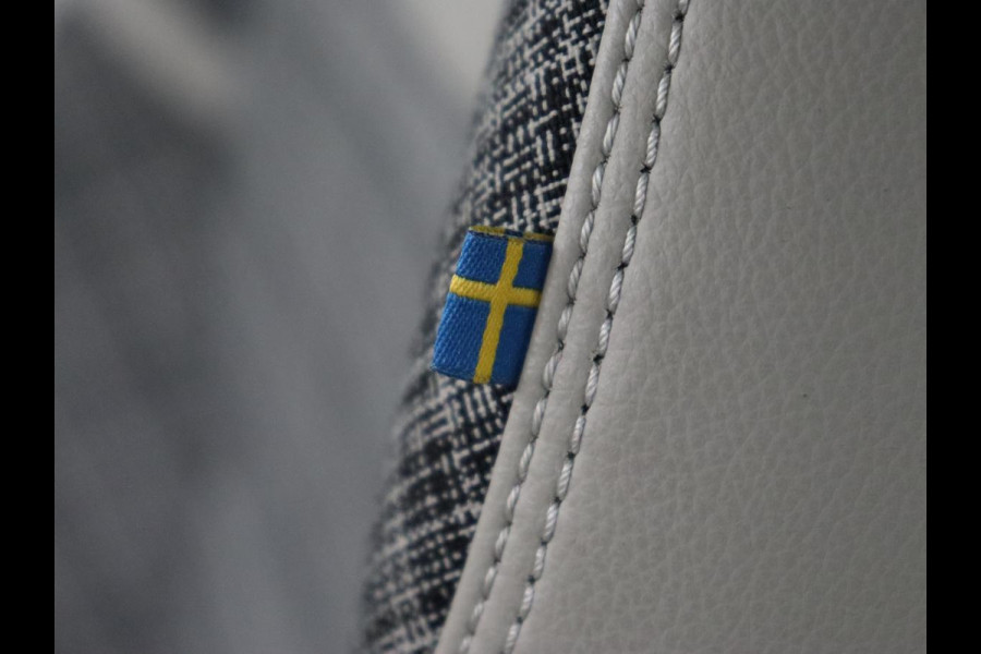 Volvo V60 2.0 T6 Twin Engine AWD Momentum Pro | SOH 88% | Stoelverwarming | Adaptive cruise | Carplay | Half leder | Navigatie | Full LED | Parkeerhulp | Climate control | Bluetooth | PHEV | Plug In