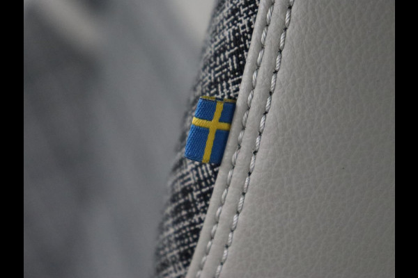 Volvo V60 2.0 T6 Twin Engine AWD Momentum Pro | SOH 88% | Stoelverwarming | Adaptive cruise | Carplay | Half leder | Navigatie | Full LED | Parkeerhulp | Climate control | Bluetooth | PHEV | Plug In