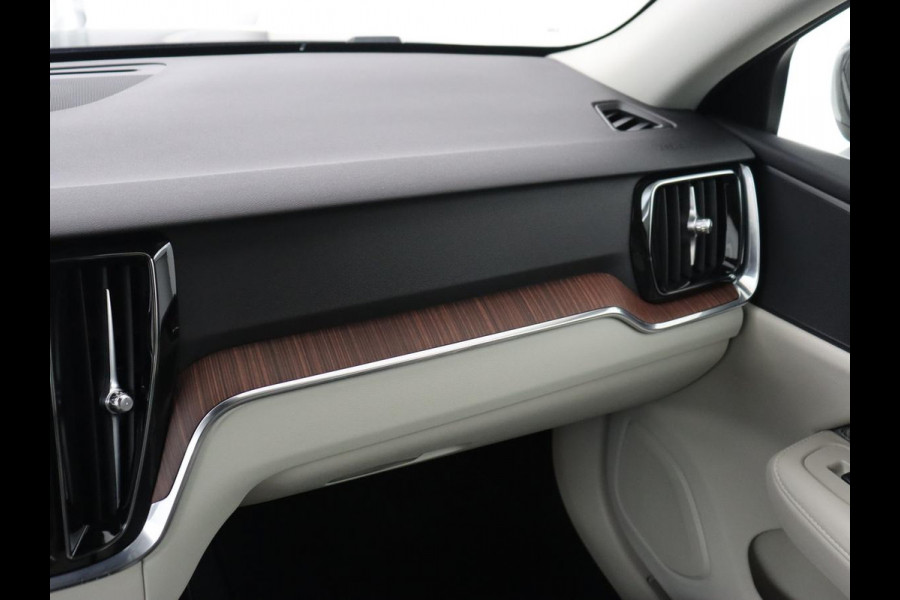 Volvo V60 2.0 T6 Twin Engine AWD Momentum Pro | SOH 88% | Stoelverwarming | Adaptive cruise | Carplay | Half leder | Navigatie | Full LED | Parkeerhulp | Climate control | Bluetooth | PHEV | Plug In