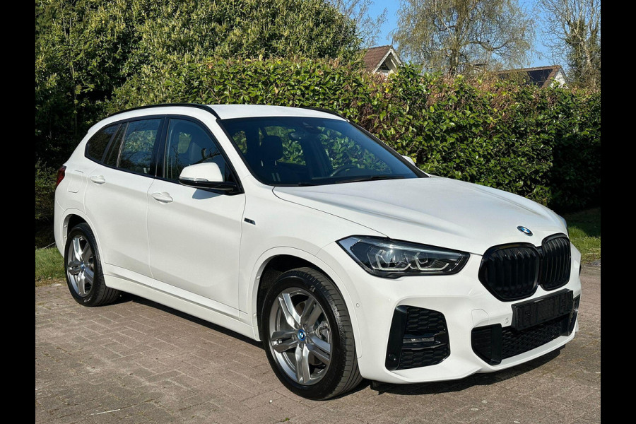 BMW X1 xDrive25e M Sport | M pakket | Afneembare Trekhaak | Sportstoelen |  Stoelverwarming | Elek. verstelbare stoel met geheugen | Elektrische achterklep | Driving Assistant Plus