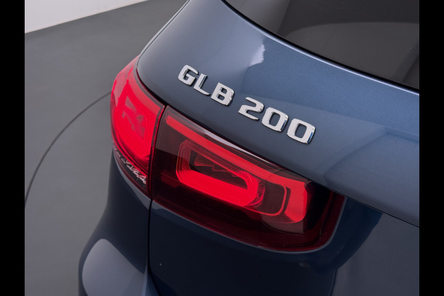 Mercedes-Benz Glb 200 AMG 7-zits // Camera // Sfeerverlichting // Augmented Reallity // Alarm // Nightpakket // 19" AMG // LED