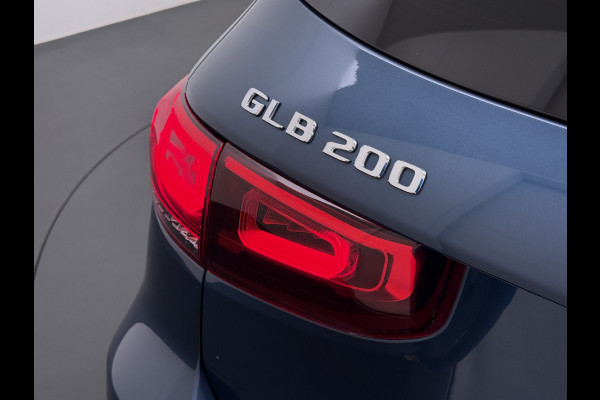 Mercedes-Benz Glb 200 AMG 7-zits // Camera // Sfeerverlichting // Augmented Reallity // Alarm // Nightpakket // 19" AMG // LED