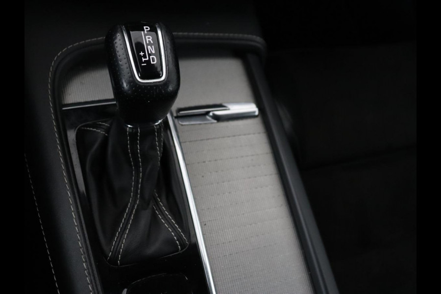 Volvo V90 2.0 T4 R-Design | Trekhaak | Leder/Alcantara | Stoelverwarming | Adaptive cruise | Camera | Carplay | Keyless | Side Assist | Navigatie | Climate control | Sportstoelen | Getint glas