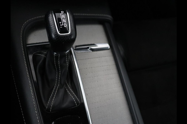 Volvo V90 2.0 T4 R-Design | Trekhaak | Leder/Alcantara | Stoelverwarming | Adaptive cruise | Camera | Carplay | Keyless | Side Assist | Navigatie | Climate control | Sportstoelen | Getint glas