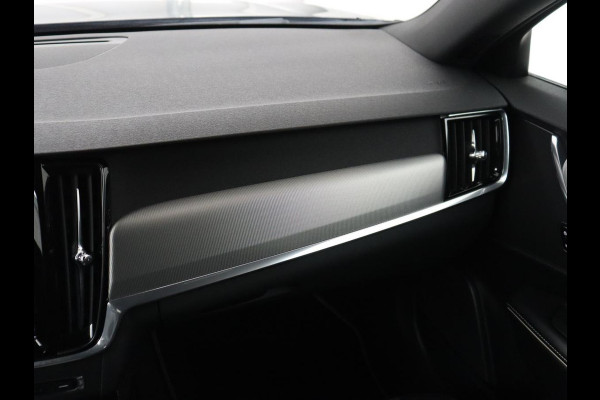 Volvo V90 2.0 T4 R-Design | Trekhaak | Leder/Alcantara | Stoelverwarming | Adaptive cruise | Camera | Carplay | Keyless | Side Assist | Navigatie | Climate control | Sportstoelen | Getint glas