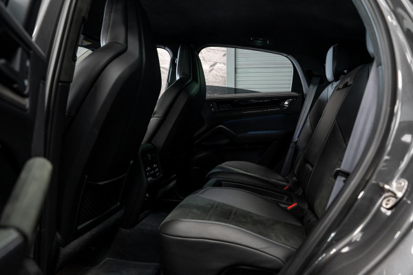 Porsche Cayenne Coupé 4.0 Turbo E-Hybrid GT *Keramisch / Vierwielbesturing / Passenger Display / Soft-Close / HUD / Race-Tex / Keyless / Surround-View*