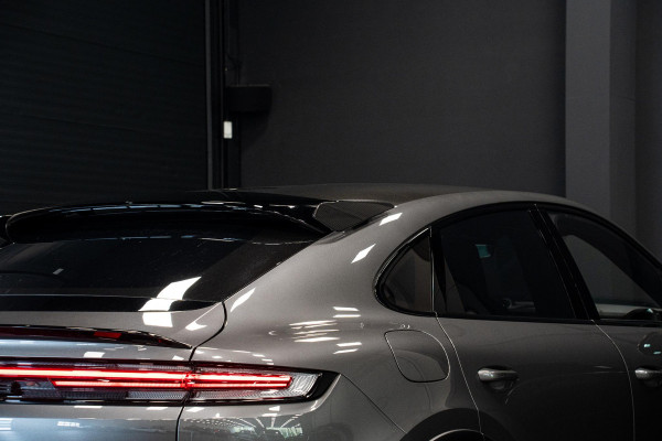 Porsche Cayenne Coupé 4.0 Turbo E-Hybrid GT *Keramisch / Vierwielbesturing / Passenger Display / Soft-Close / HUD / Race-Tex / Keyless / Surround-View*