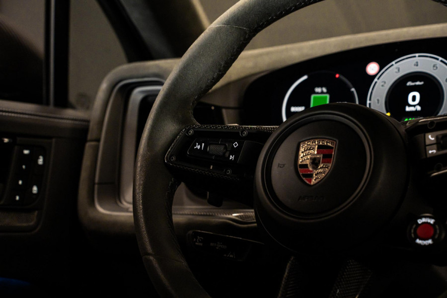 Porsche Cayenne Coupé 4.0 Turbo E-Hybrid GT *Keramisch / Vierwielbesturing / Passenger Display / Soft-Close / HUD / Race-Tex / Keyless / Surround-View*