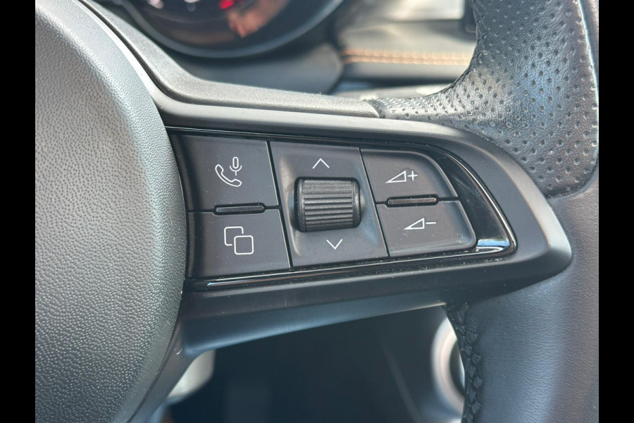 Alfa Romeo Tonale 1.3T PHEV Ti | 360 graden camera | Panoramadak | Stoelverwarming | Navigatiesysteem | Adaptive cruise control | Camera