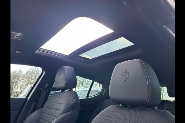 Alfa Romeo Tonale 1.3T PHEV Ti | 360 graden camera | Panoramadak | Stoelverwarming | Navigatiesysteem | Adaptive cruise control | Camera