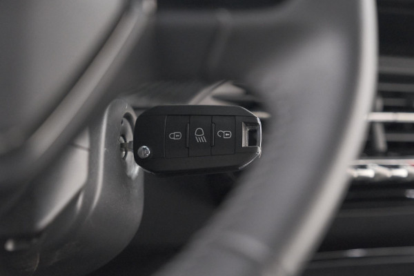 Peugeot 2008 Hybrid 136 e-DCS6 Style | Apple Carplay | Parkeersensoren | Climate control