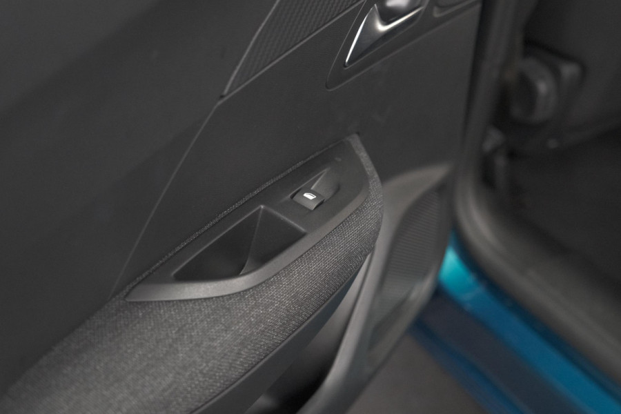 Peugeot 2008 Hybrid 136 e-DCS6 Style | Apple Carplay | Parkeersensoren | Climate control