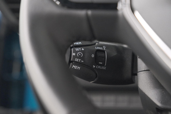 Peugeot 2008 Hybrid 136 e-DCS6 Style | Apple Carplay | Parkeersensoren | Climate control