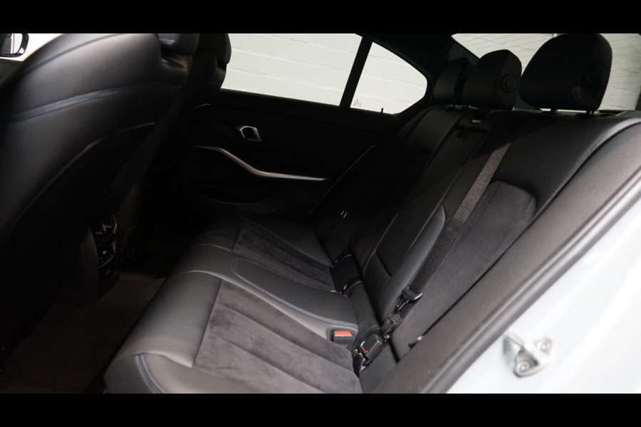 BMW 3 Serie 318i M-Sport AUTOMAAT-ALCANTARA-CARPLAY-CRUISE-DAB-LED-NAVI-M BROOKLYN GREY-SHADOW LINE-Etc.