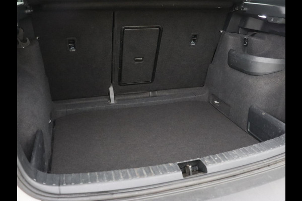 Škoda Karoq 1.5 TSI Business Edition Plus | Stoelverwarming | Trekhaak | Camera | Carplay | Navigatie | Keyless | Full LED | Verwarmde voorruit | Parkeerhulp | Climate control | DAB | Cruise control