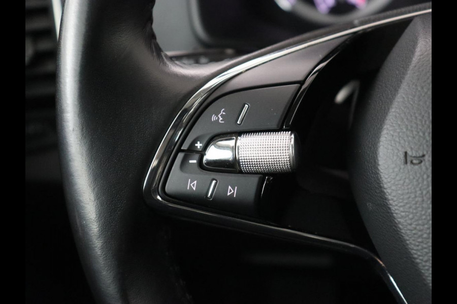 Škoda Karoq 1.5 TSI Business Edition Plus | Stoelverwarming | Trekhaak | Camera | Carplay | Navigatie | Keyless | Full LED | Verwarmde voorruit | Parkeerhulp | Climate control | DAB | Cruise control