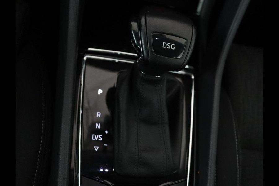 Škoda Karoq 1.5 TSI Business Edition Plus | Stoelverwarming | Trekhaak | Camera | Carplay | Navigatie | Keyless | Full LED | Verwarmde voorruit | Parkeerhulp | Climate control | DAB | Cruise control