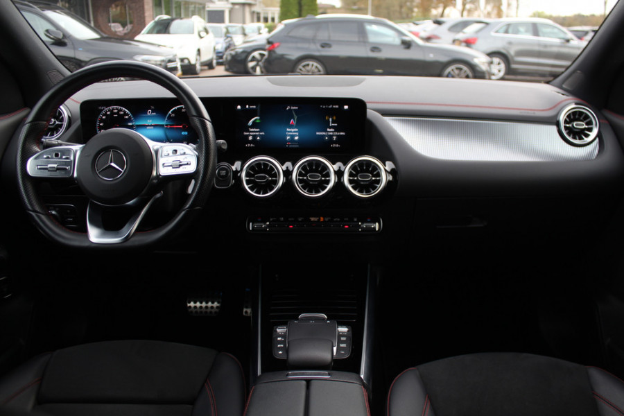 Mercedes-Benz EQA 250 Business Solution AMG 67 kWh / Panoramadak / Camera / CarPlay / 18'' / Stoelverwarming / Dodehoek / DAB / Cruise Control